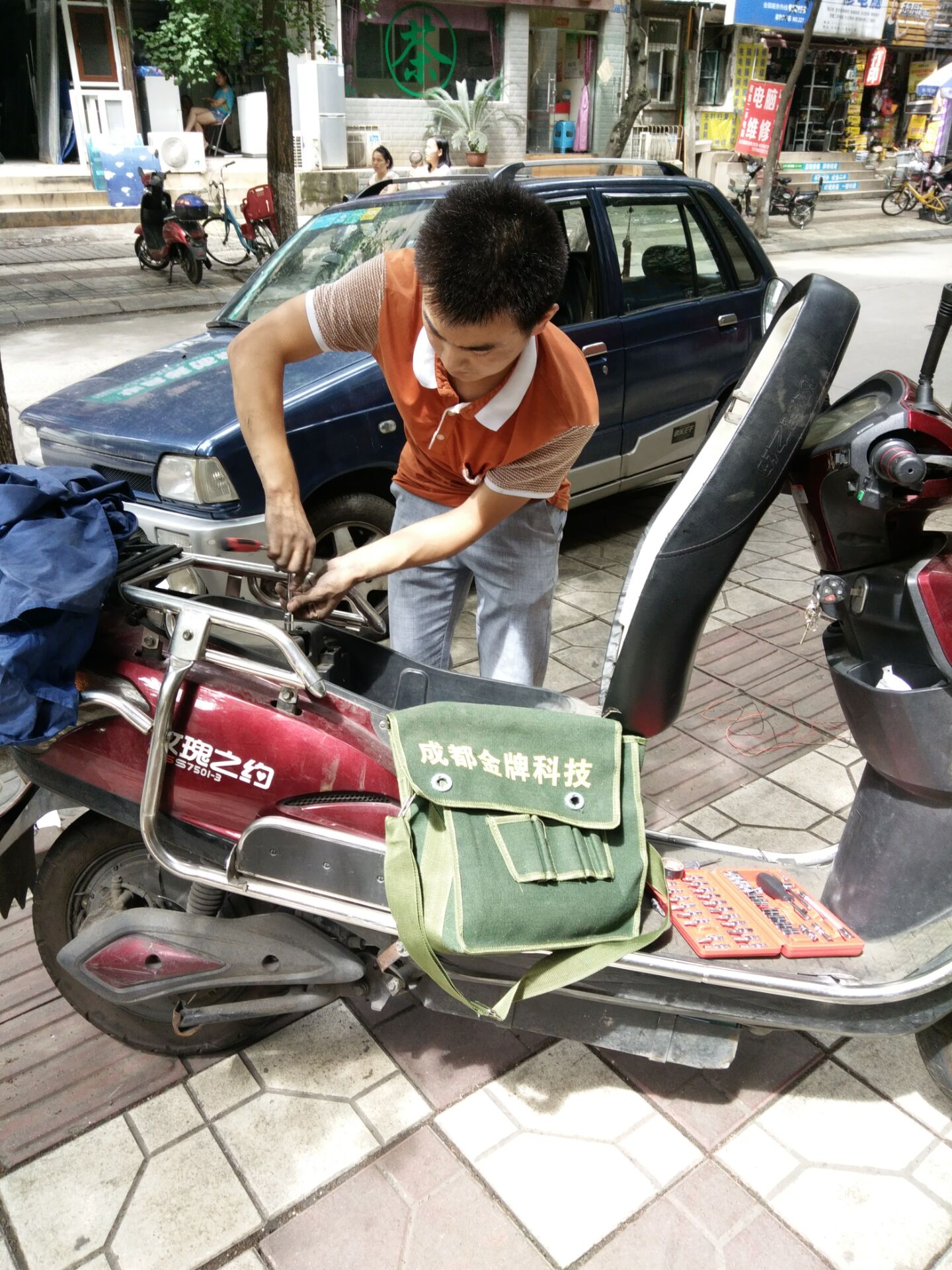 成都金牌科技有限公司于快递公司合作